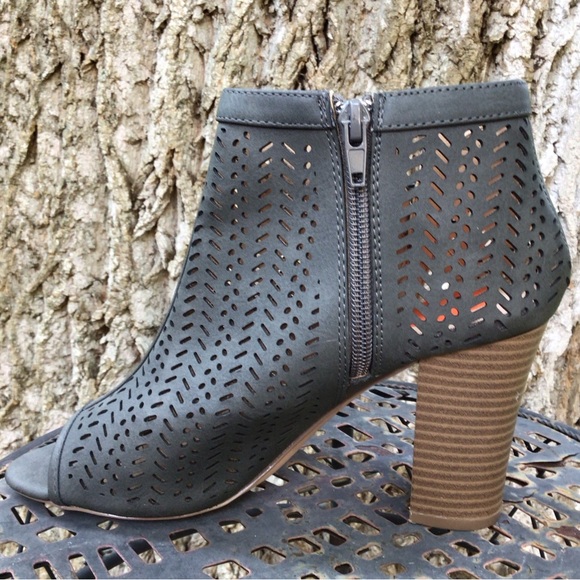 XOXO Birkita* (7M) WOMEN’S Heel Peep toe ankle boots, cutout style, Pre -owned. - Picture 3 of 7